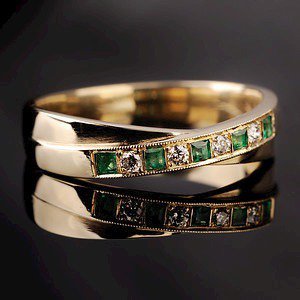 złoty pierścionek ze szmaragrami i brylantami